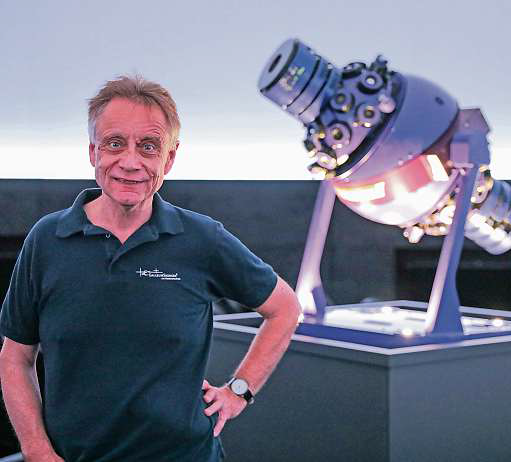 Leiter Dr. Frank Lungenstraß führt die Gewinner durch die Galileum- Technik. Archivfoto: Tim Oelbermann